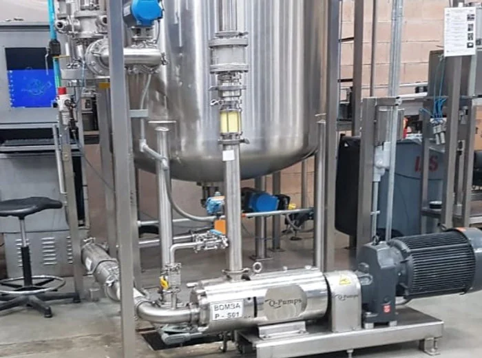 Bomba sanitaria Q-Pumps instalada en planta de proceso